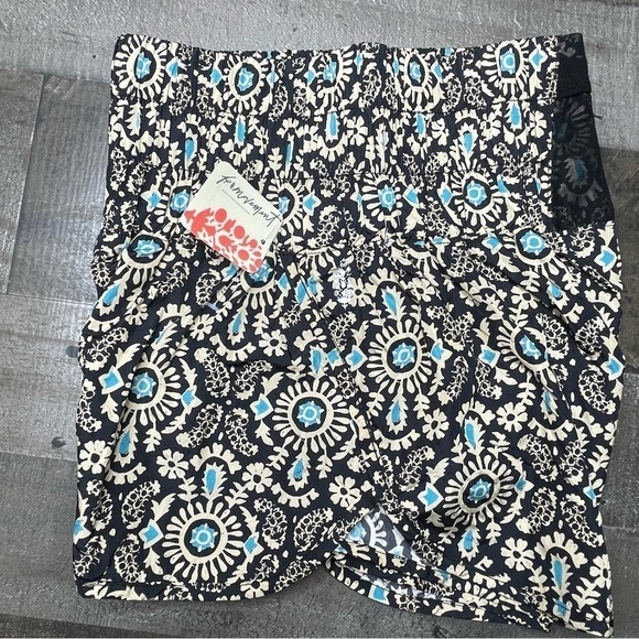 NWT FP Movement by Free People The Way Home Printed Short size Small - Picture 9 of 14